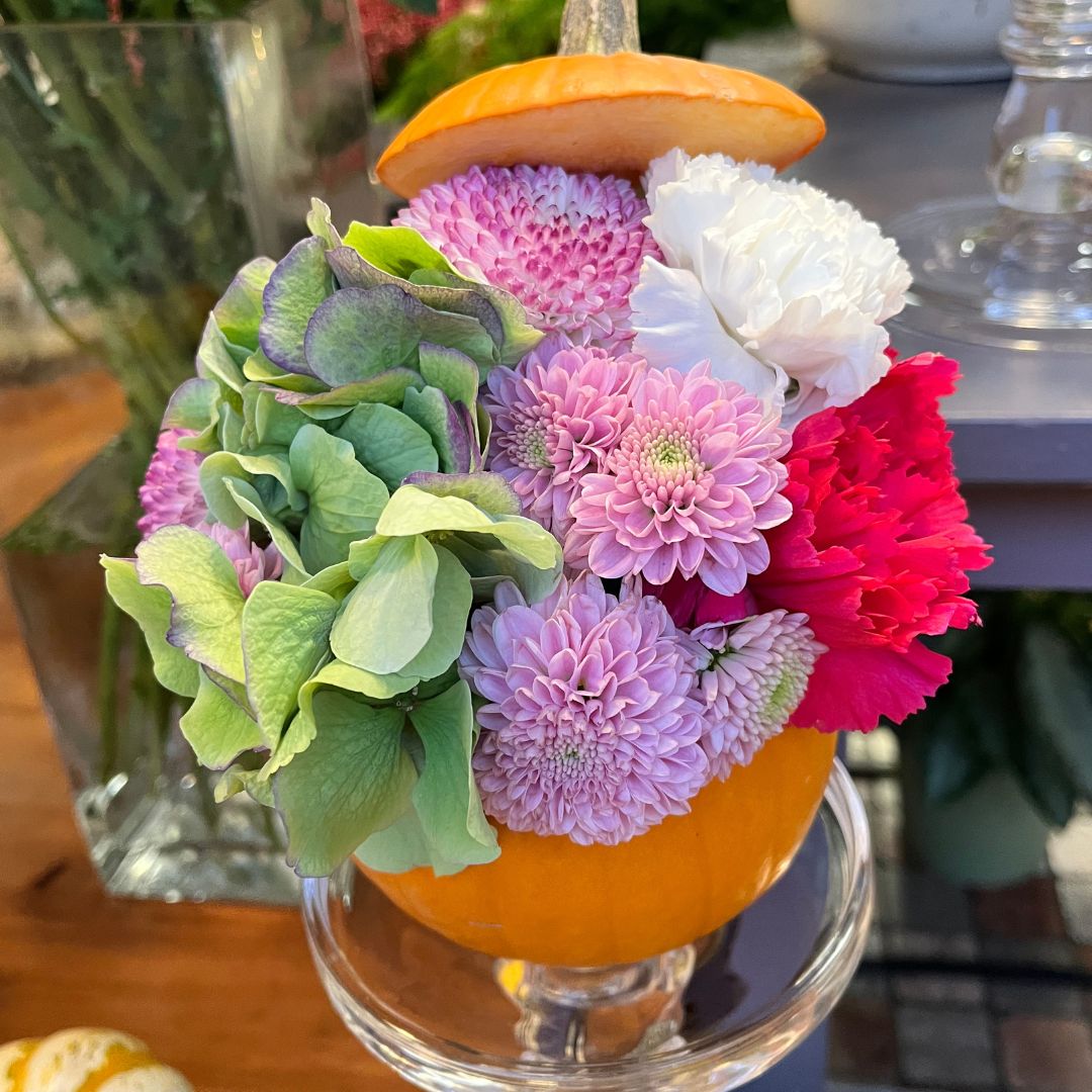 Composizione floreale autunnale con zucca Composizione floreale autunnale con zucca